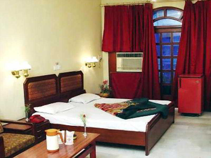 Hotel Pooja Palace Nova Deli Quarto foto